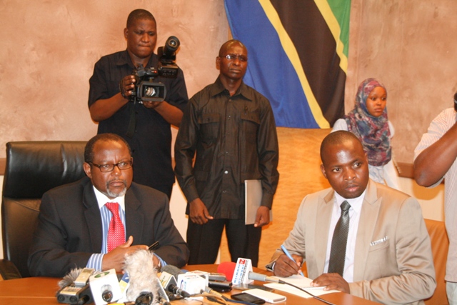 Katibu wa Rais Akitangaza Kurudishwa kwa Mabalozi, Kufukuzwa kazi, kusimamishwa kazi watumishi wa serikali1 Katibu Mkuu Kiongozi Balozi Ombeni SefueAkitangaza Kurudishwa kwa Mabalozi